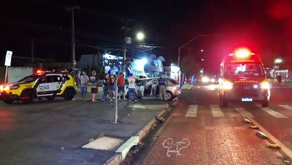 Carro e moto batem em cruzamento com semáforo na Avenida Tito Muffato