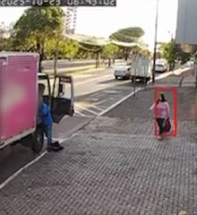 Dupla arromba e furta objetos de caminhão em plena luz do dia na Avenida Brasil