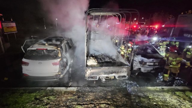 충남 아산 아파트 지상 주차장 차량 화재...차 4대 피해 / YTN