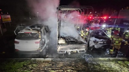 충남 아산 아파트 지상 주차장 차량 화재...차 4대 피해 / YTN