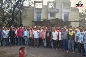 भूविस्थापितों पर डंडा चलाते केंद्रीय औद्योगिक सुरक्षा बल के जवान