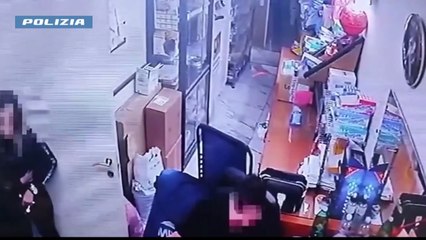 Dà calci e pugni alla moglie da poco operata dentro il negozio, arrestato un uomo a Catania