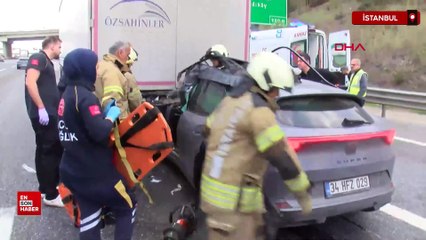 Sancaktepe’de otoyolda feci kaza: Otomobil TIR’ın altına girdi