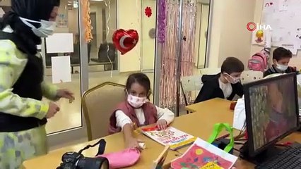 Kanseri yenen Hatice öğretmen hastanede minik kalplere umut oluyor