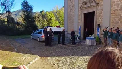 Pamela Genini, l'arrivo del feretro nella chiesa di Strozza