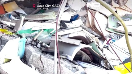 Un universitaire fouille les décombres à Gaza à la recherche de ses livres