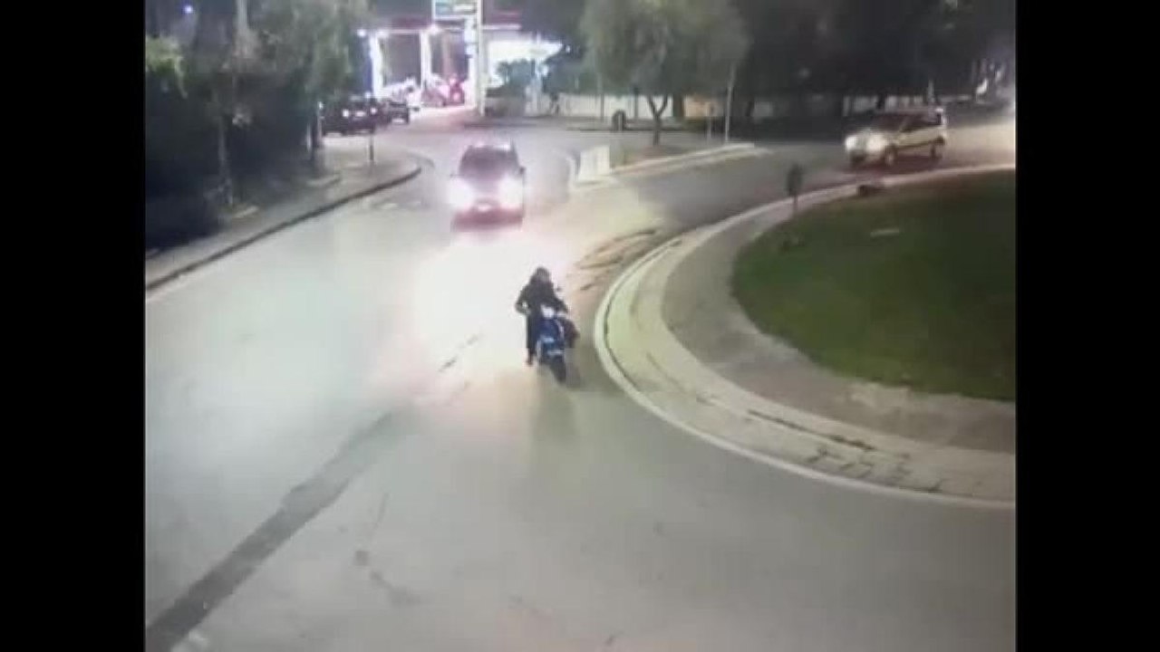 Con l'e-bike trascina il cane legato con una catena al collo: denunciato