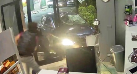 Auto sfonda la vetrina di un bar: cinque feriti, uno in terapia intensiva (24.10.25)