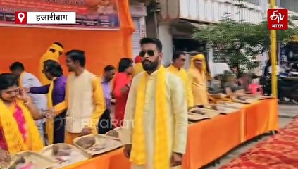 महापर्व छठ में आपसी सहयोग, महज 11 रुपये में पूजन सामग्री व्रतियों को करायी जा रही उपलब्ध