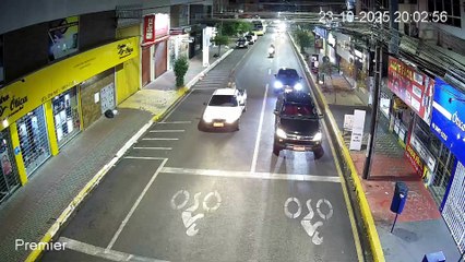Vídeo mostra dupla furtando moto em rua movimentada de Apucarana