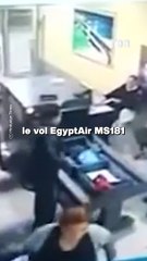 Il demande une photo à un homme équipé d’une ceinture d’explosifs dans un avion pour une raison qui a laissé tout le monde sans voix