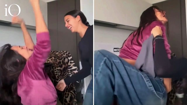 Il buongiorno «scemo» di Ambra Angiolini: balla Flashdance in cucina con la figlia Jolanda