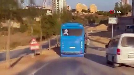 Adana’da panik anları! Otobüsten sarkarak yolculuk yaptılar