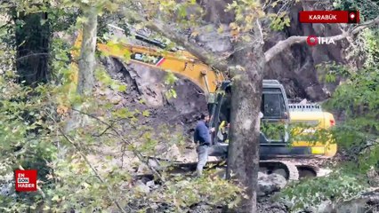Karabük'te meydana gelen heyelan demir yolunu kapattı