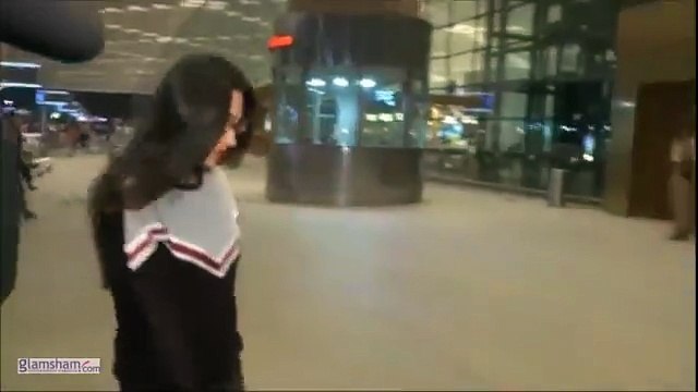 Karisma Kapoor turning up the heat with those bold red hot lips! 🔥 Effortless glam, as always. #glamsham #karismakapoor #redhot #bollywoodstyle #glamqueen #boldlook #styleicon glamsham, karisma kapoor, red hot, bollywood style, glam queen, bold look,