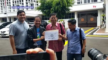 Roy Suryo Berbaju KTP, Pamer Salinan Ijazah Jokowi untuk Pilpres 2014 dari KPU