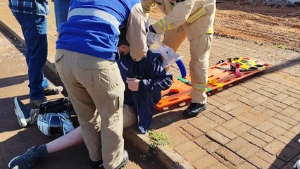 Motociclista é socorrido após colisão com Ford Ka na Avenida Piquiri