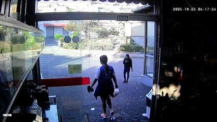 Câmeras registram roubo em padaria no Barreiro, em BH