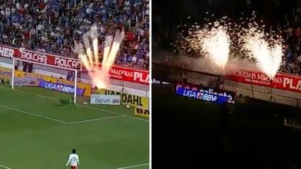 Gol bellissimo e la porta "esplode", poi il blackout: è tutto vero in Messico