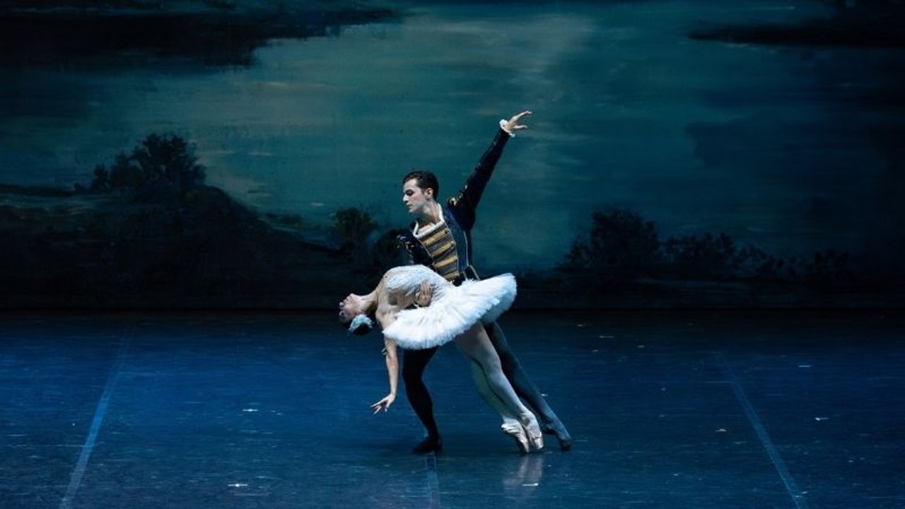 “Kuğu Gölü” balesi, Atatürk Kültür Merkezi’nde izleyiciyle buluştu