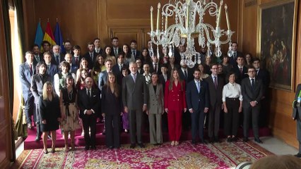 La Reina Letizia, la Princesa Leonor y la Infanta Sofía hacen 'match' con looks 'working girl'