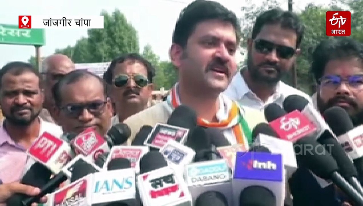 सड़कों की मरम्मत की मांग को लेकर प्रदर्शन, कांग्रेस ने किया कलेक्टोरेट का घेराव,  प्रशासन से मिला आश्वासन