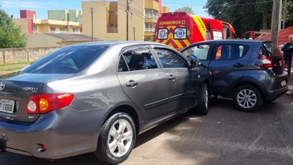 Mulher fica ferida em colisão entre Mobi e Corolla no Centro de Cascavel