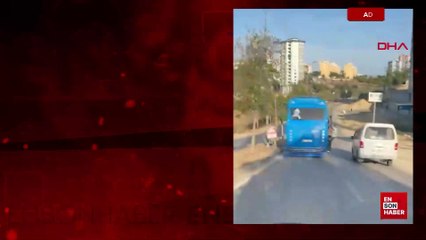 Adana'da kapısı açık özel halk otobüsünde 2 kişi yolculuk yaptı şoför ceza aldı