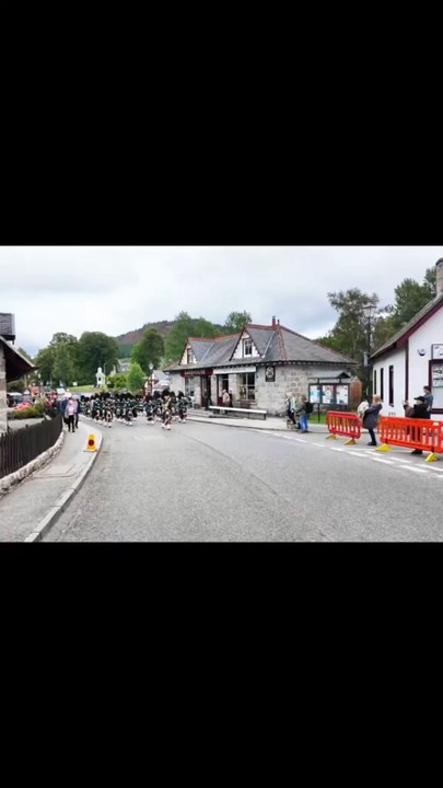 Drum Major leads Huntly PipeBand playing Scotland the Brave one the Brave on the mach to 2025 Braemar Gathering 🏴💙 🏴
