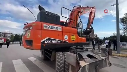 Tırın üstündeki asfalt silindiri yola devrildi: 1 yaralı