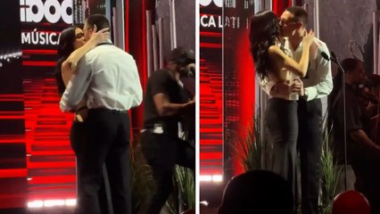 Peso Pluma recibe premio Billboard de las manos de Kenia Os y sorprenden con un gran beso