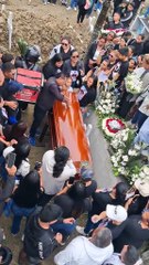 DELIVERY SE CAE EN PLENA SEPULTURA MIENTRAS ENTREGABA UN RAMO DE ROSAS