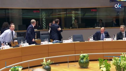 Sánchez desprecia a Zelenski: se queda sentado mientras los líderes europeos se levantan para recibirle