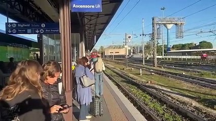 Blitz animalista alla stazione di Verona Porta Nuova: striscione per la liberazione dell'orso M49