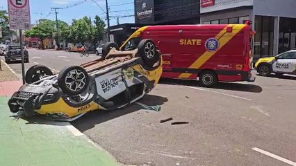 Viatura da PM capota e atropela jovem em patinete elétrico durante ocorrência em Toledo