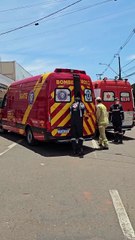 Viatura da PM é atingida por caminhão, atropela jovem e capota