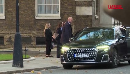 Ucraina, le immagini dell'abbraccio tra Zelensky e Starmer a Downing Street