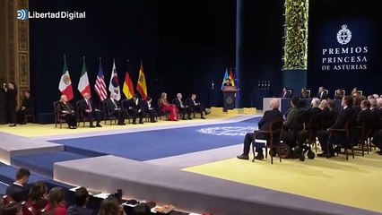 Presidenta de la Fundación Princesa de Asturias felicita a los galardonados