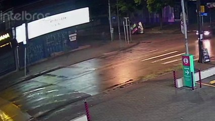 Dupla é indiciada por matar homem que dormia sob marquise no Sítio Cercado; vídeo mostra ação