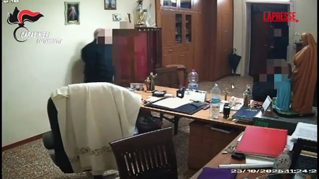 Parroco accoltellato in chiesa a Gela: l'aggressione ripresa dalla telecamera di sicurezza