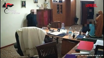 Parroco accoltellato in chiesa a Gela: l'aggressione ripresa dalla telecamera di sicurezza
