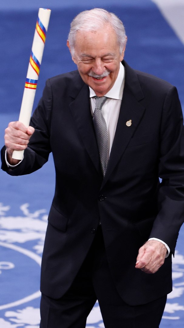 Eduardo Mendoza emociona en los Princesa de Asturias