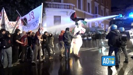 Corteo pro Palestina a Roma, idranti in azione per disperdere i manifestanti