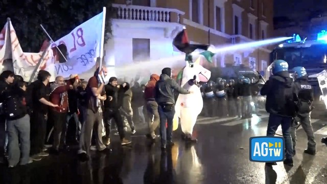 Corteo pro Palestina a Roma, idranti in azione per disperdere i manifestanti
