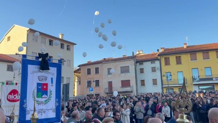 Applausi e palloncini in cielo per Nicola e Pietro, morti nell'incidente di Asiago