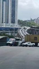 Carreta bate em veículos, fica ‘atravessada’ e atrapalha trânsito em via importante de Salvador; assista