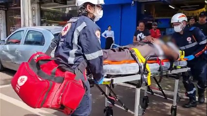 Idoso passa mal e bate em quatro carros estacionados na Avenida Brasil