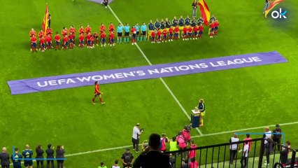 Aitana Bonmatí ofrece el Balón de Oro a la afición a los más de 20.000 espectadores de La Rosaleda