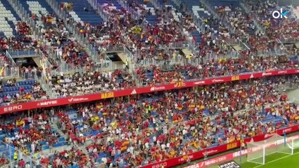 Málaga responde a la llamada de la Selección: así sonó el himno de España en una Rosaleda casi llena