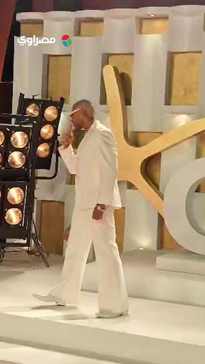 شعره لون البدلة.. إطلالة غريبة من حسن أبو الروس في ختام مهرجان الجونة